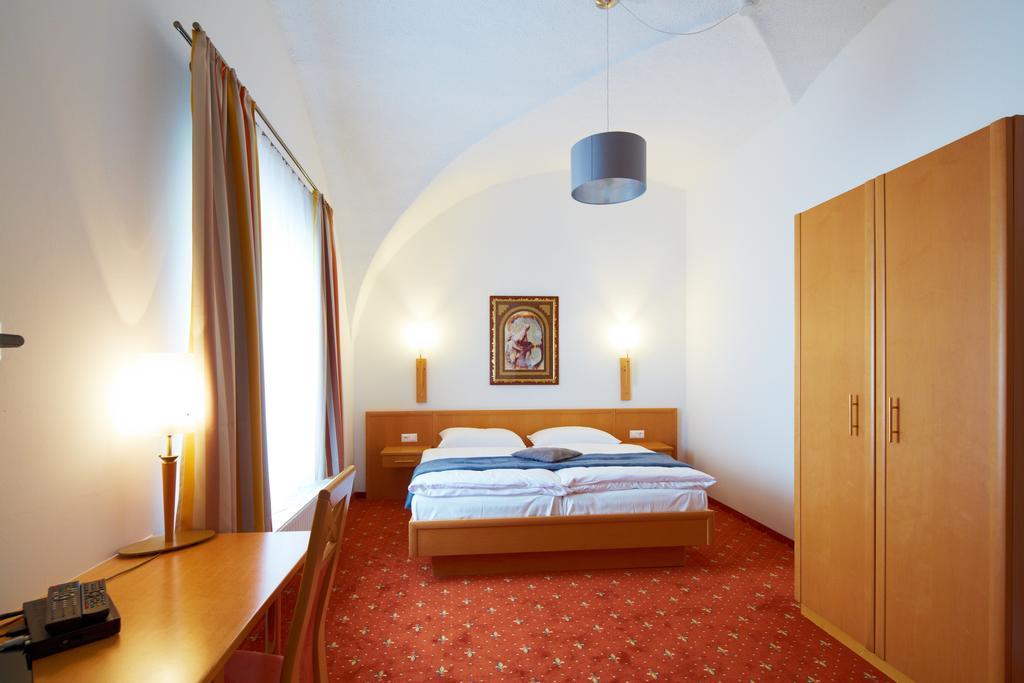 Rathauskeller Melk Hotel Стая снимка